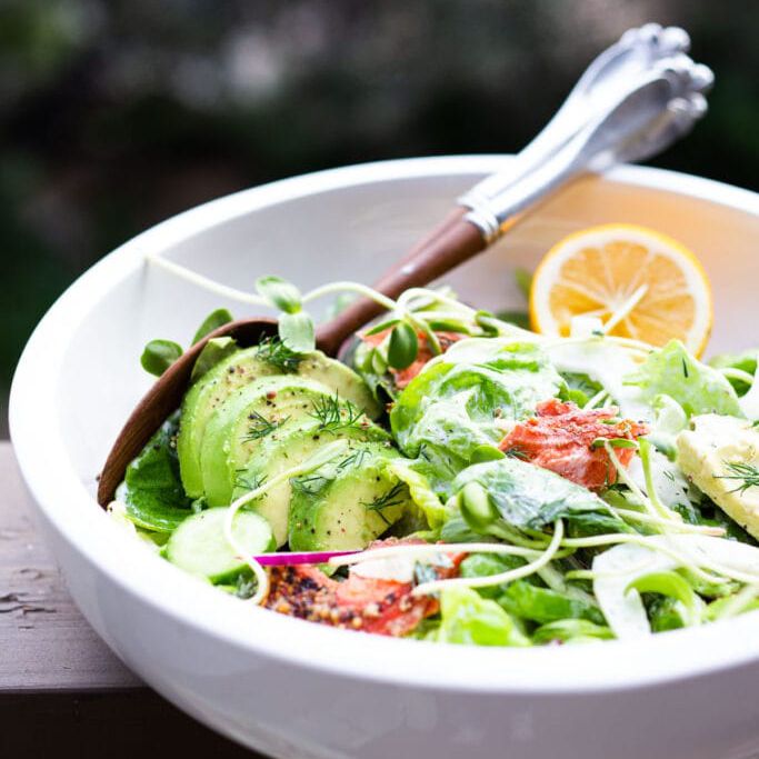 烟熏鲑鱼，牛油果和茴香沙拉