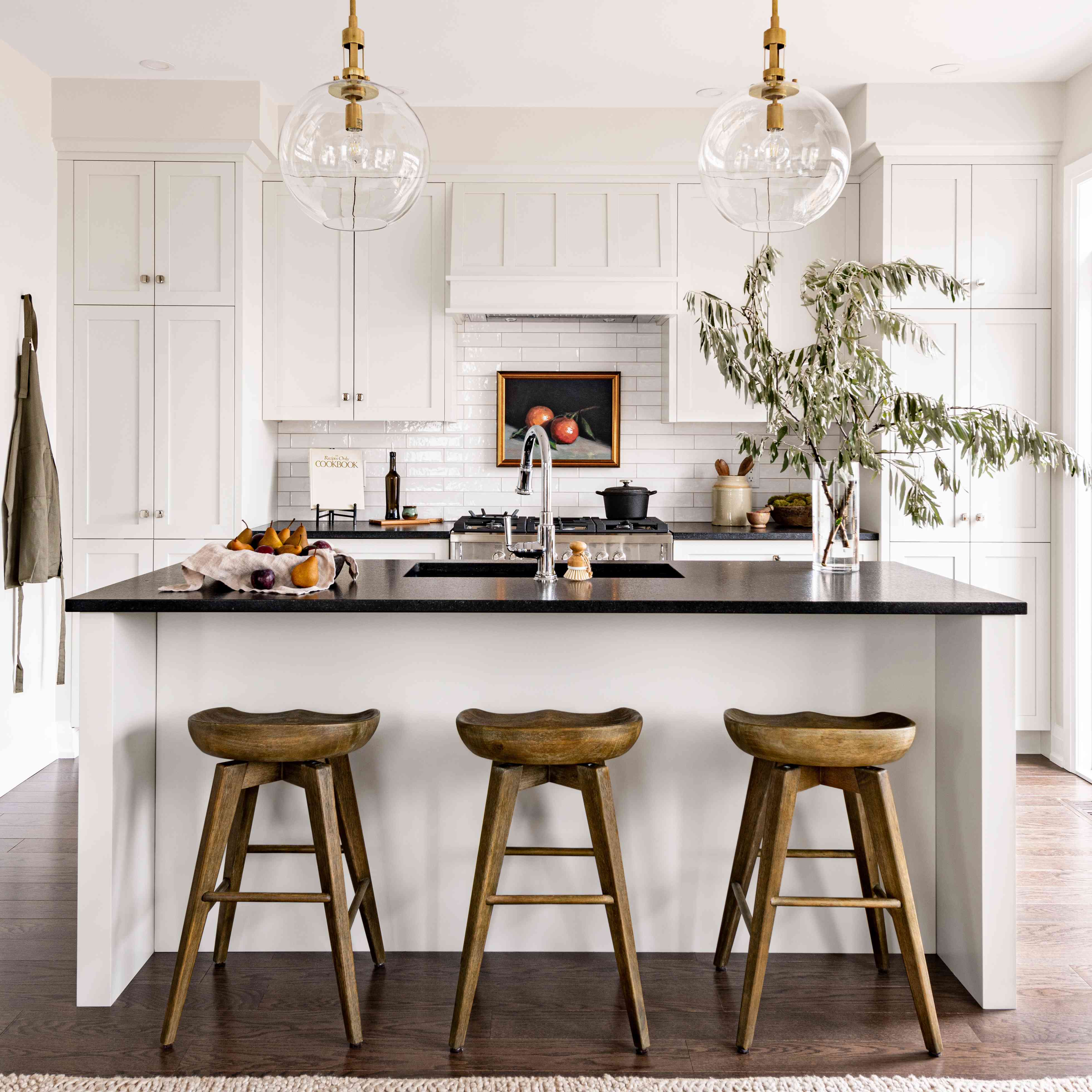 白色的厨房，深色的木地板