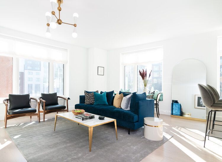 蓝色和金色的客厅，海军蓝的沙发和金色的咖啡桌