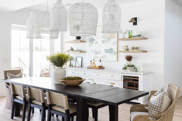 餐厅里有四盏类似的白色编织枝形吊灯