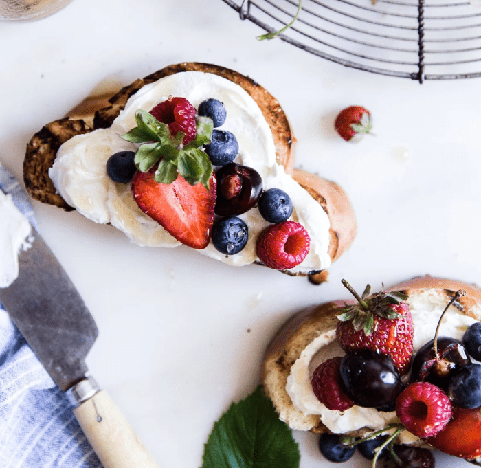 覆盆子和其他浆果吐司