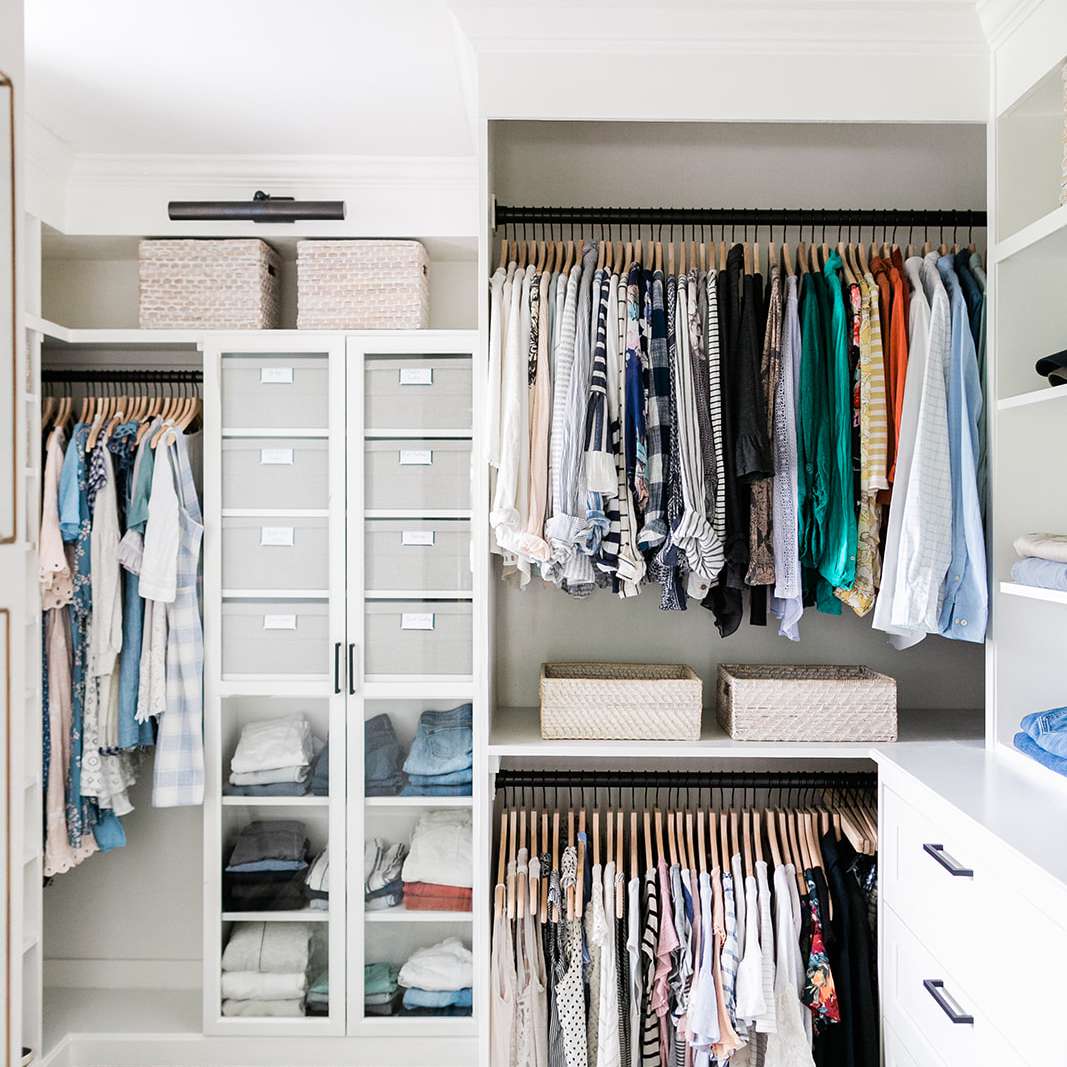 在宜家架，橱柜和抽屉里装备的衣柜