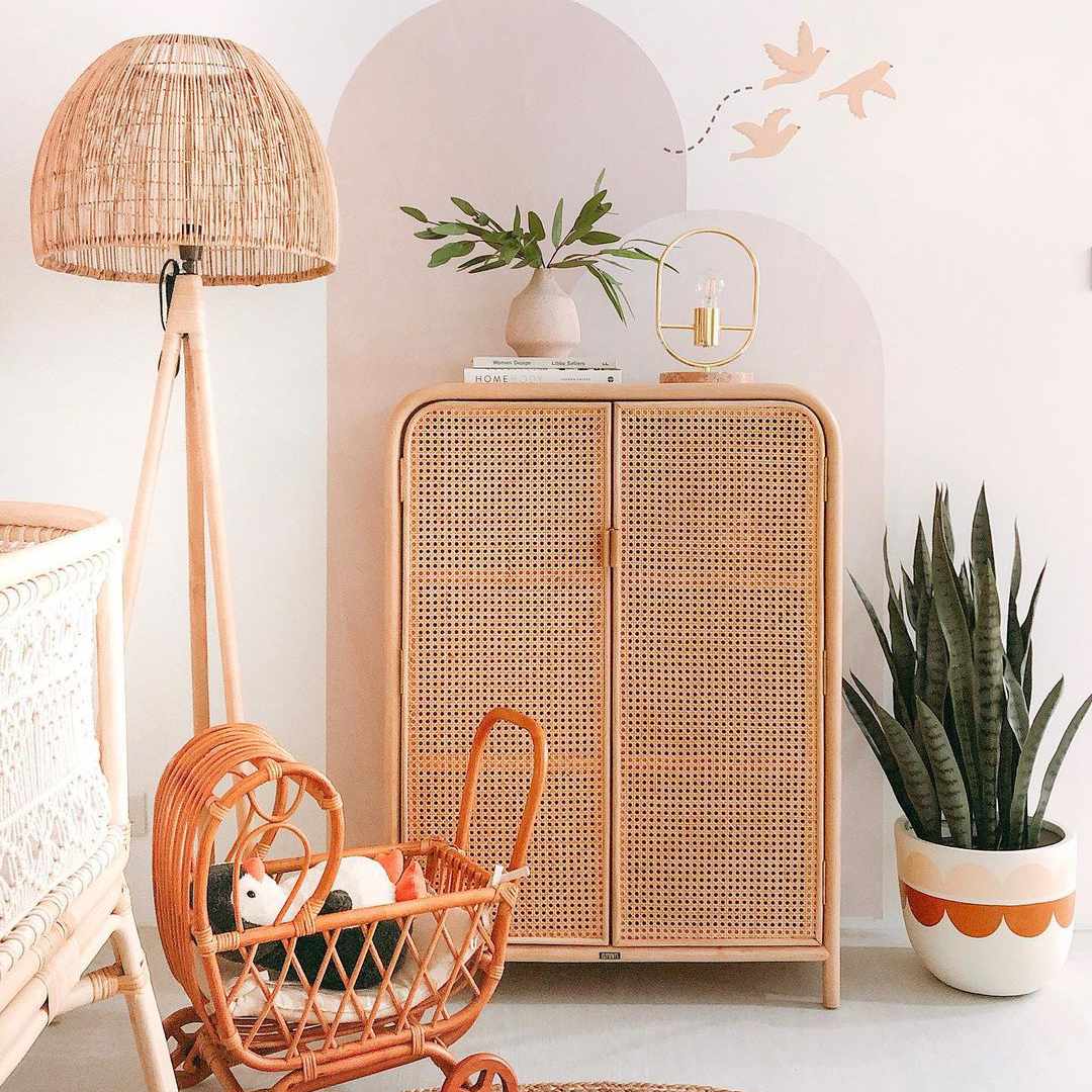 婴儿推车里有毛绒玩具