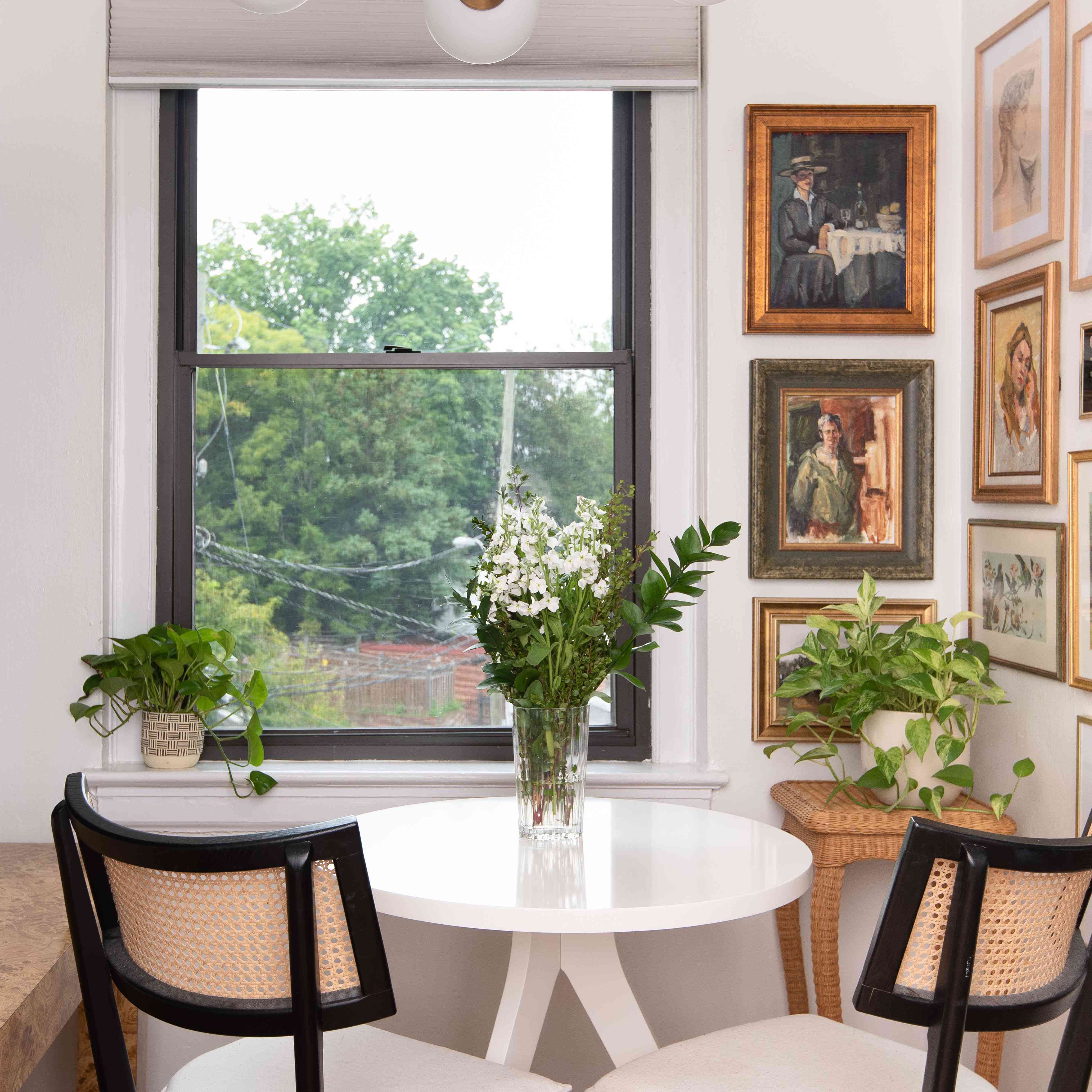 小用餐区与窗口和画廊墙。