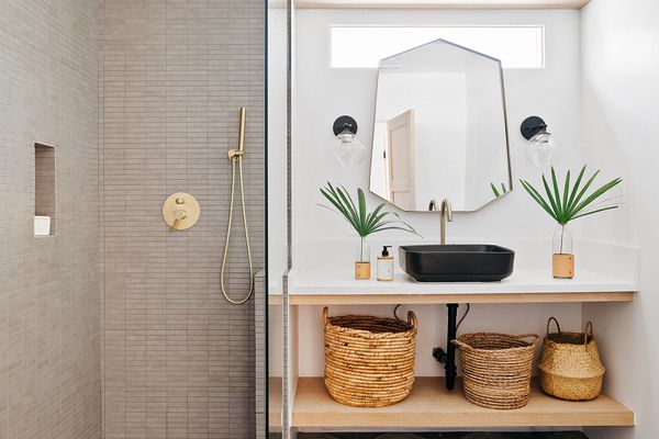 现代和几何浴室与钻石瓷砖