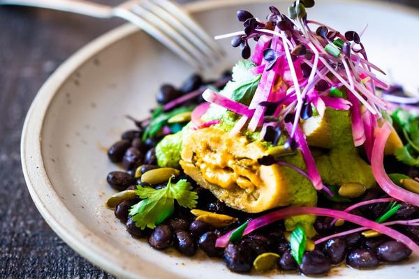 白胡桃玉米粉蒸肉配辣酱