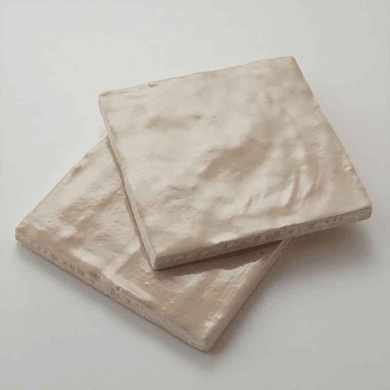 两个雕刻的沙色瓷砖堆叠在彼此之上