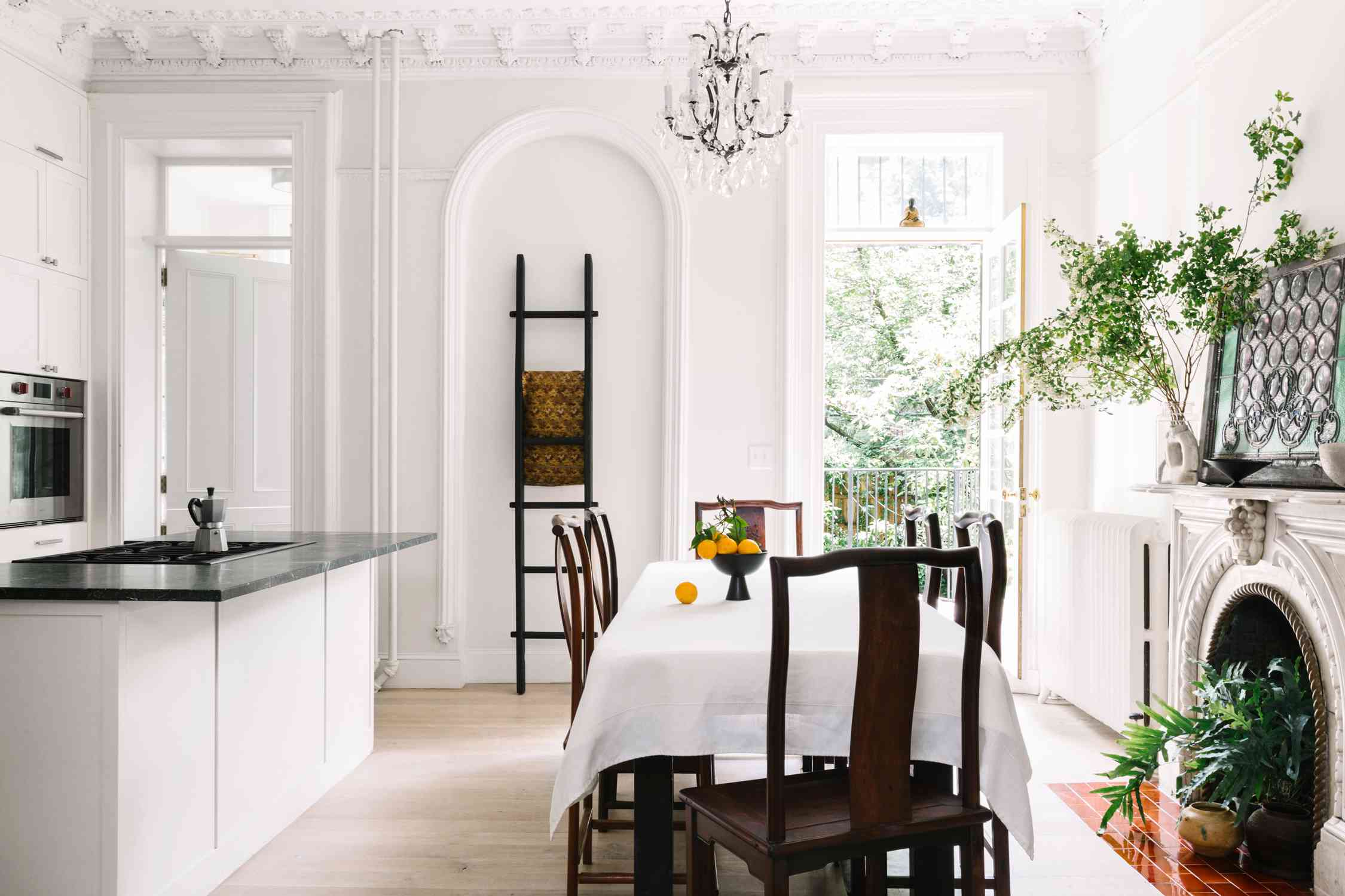 有华丽大理石壁炉的一个白色开放的概念厨房