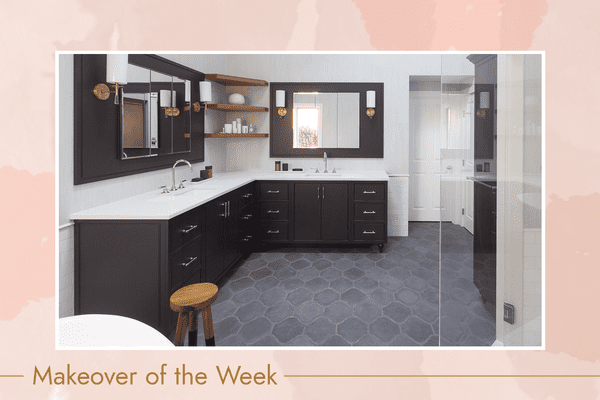 时尚的浴室配有大型双人梳妆台和瓷砖地板。