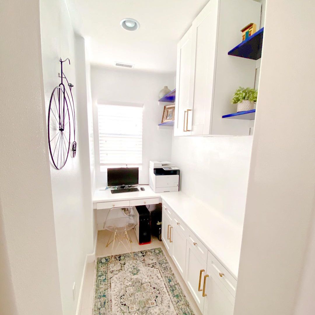 在狭窄的大厅小型办公空间