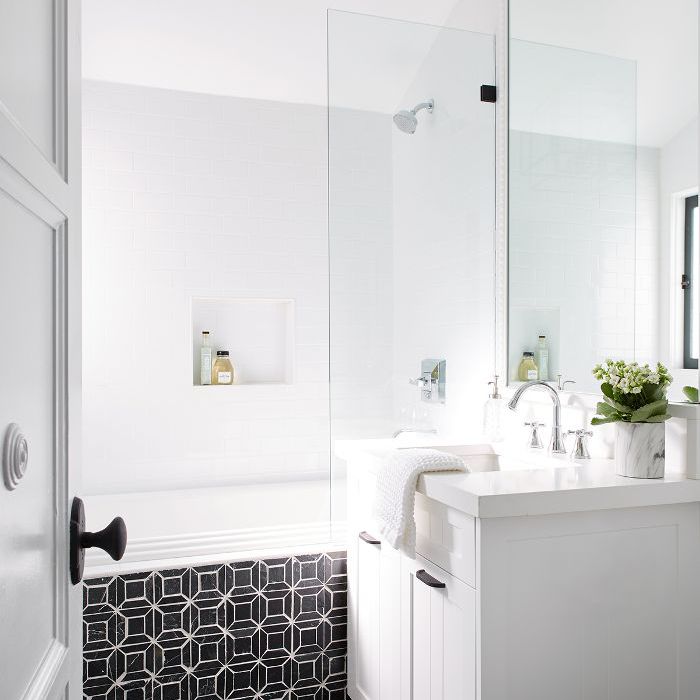 Cococozy，黑色和白色的浴室