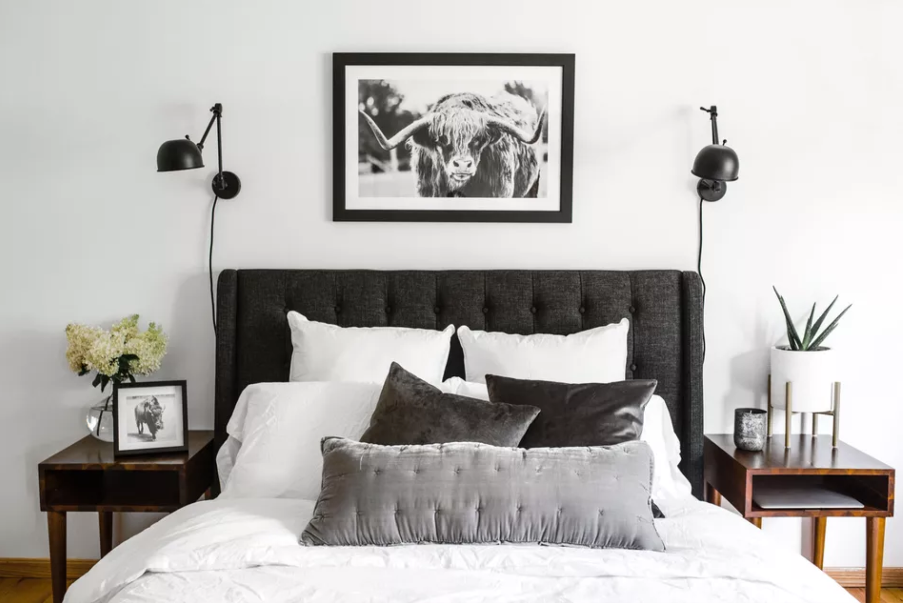 卧室有两个床头柜，下面有储物空间