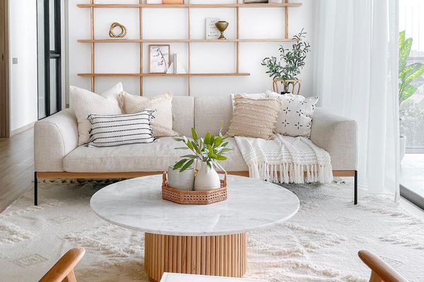 带有内置储藏室的客厅