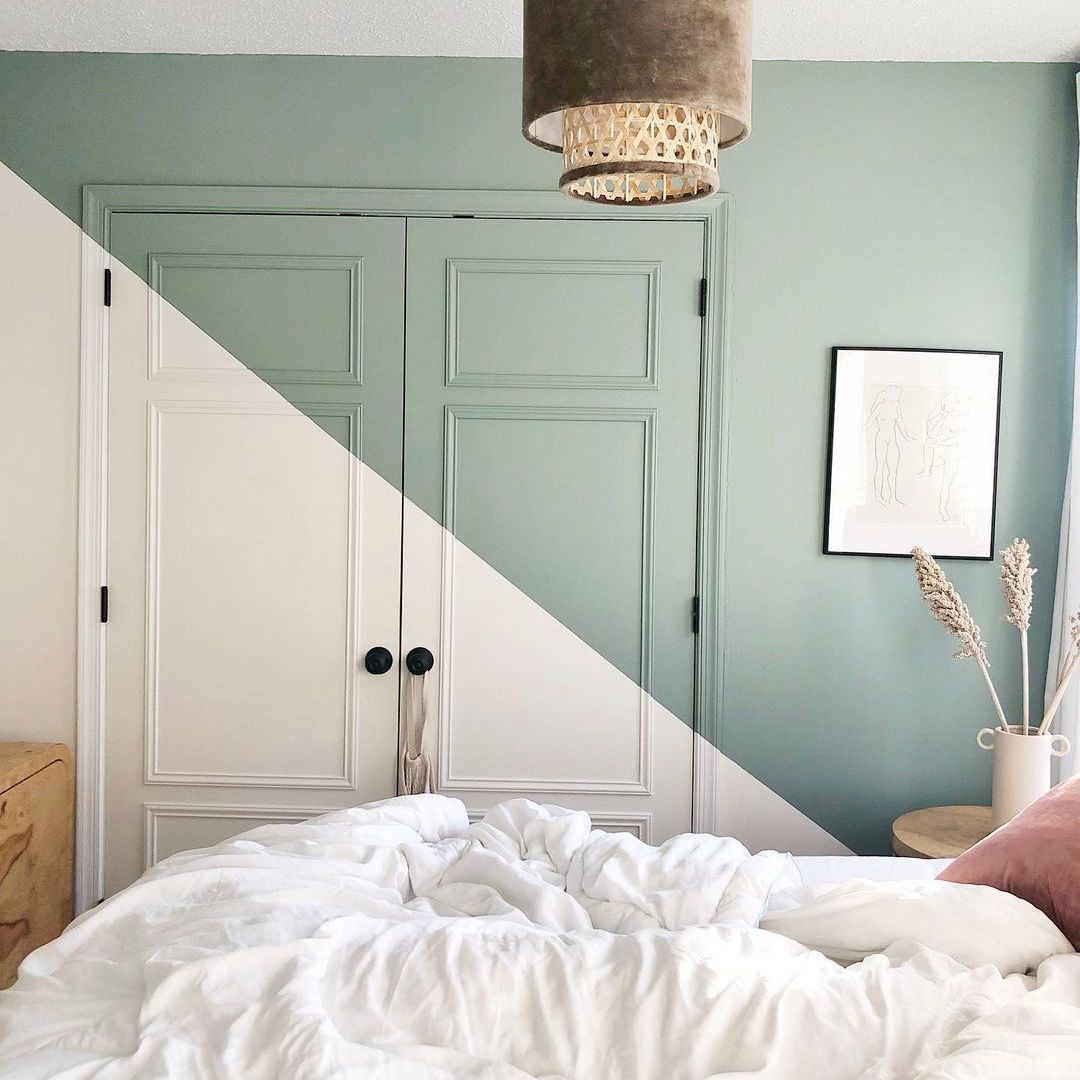 白色和绿色口音墙。