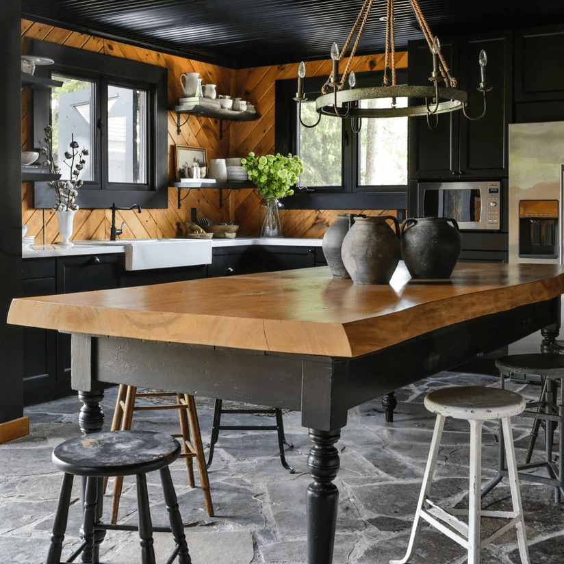 黑暗的厨房，黑色天花板和口音