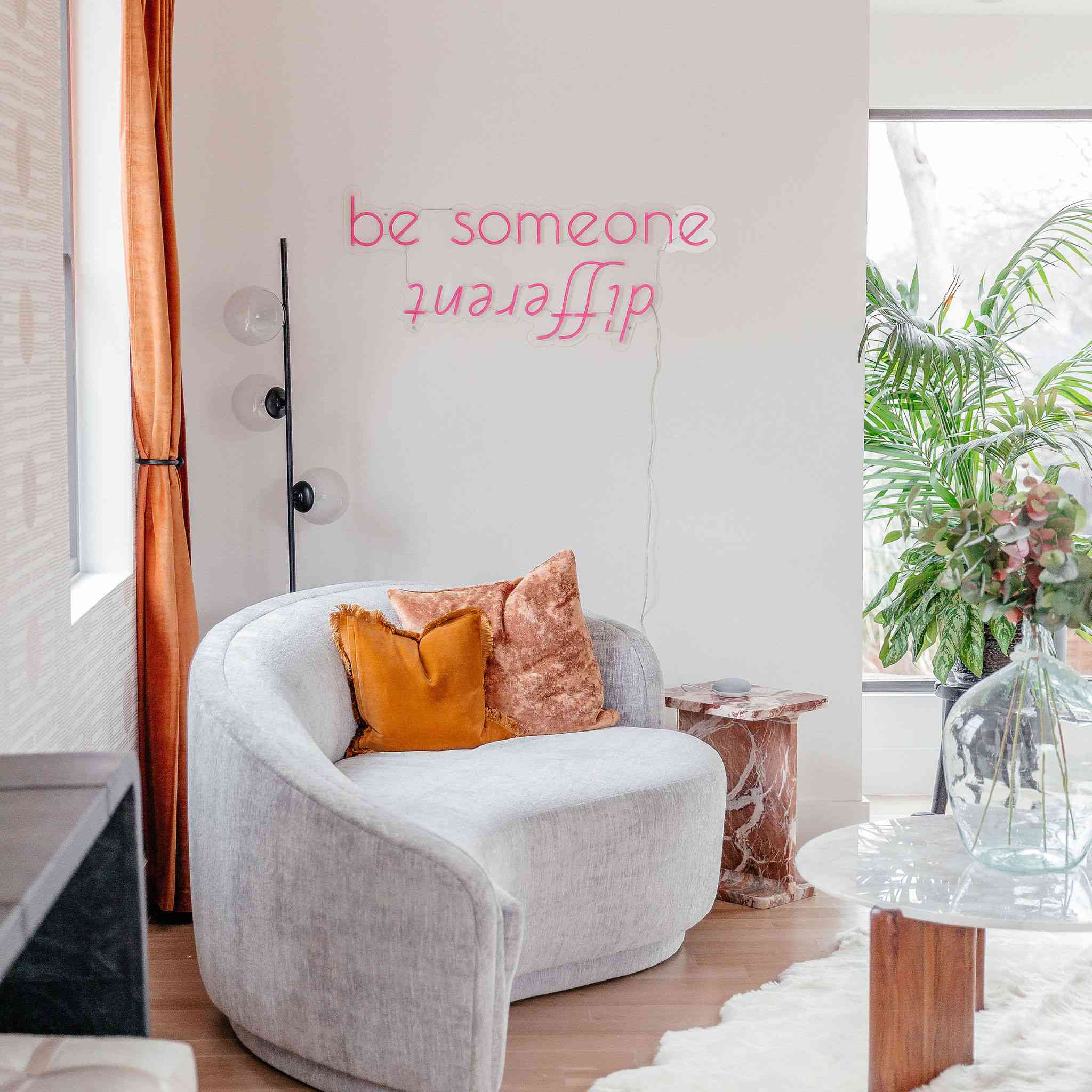 墙上的霓虹灯艺术说“是某人不同”