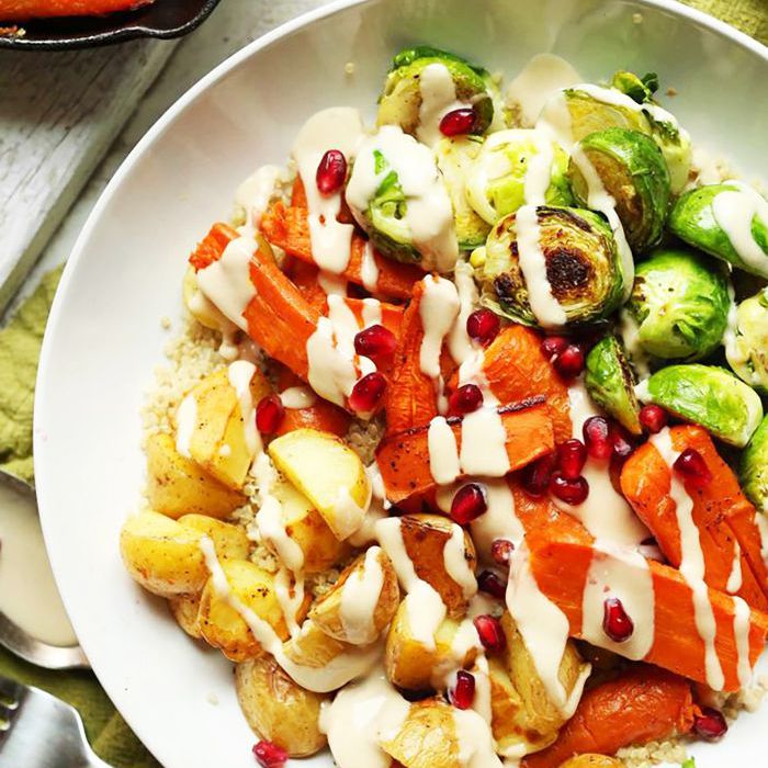 烤蔬菜和藜麦收获碗