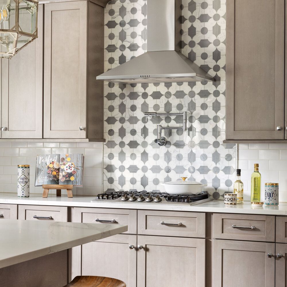 灰色橱柜的厨房