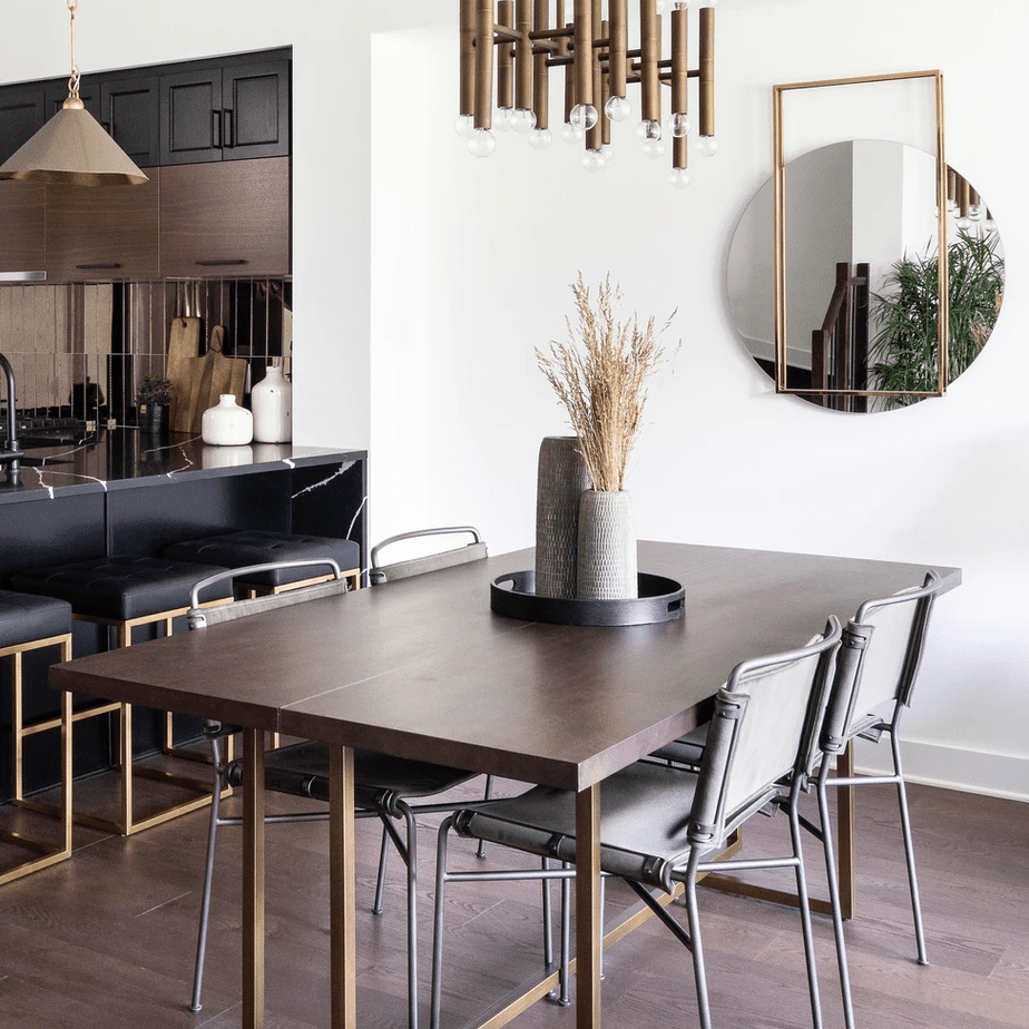 一个时尚的餐厅桌，携带圆形托盘内的夫妇中心件