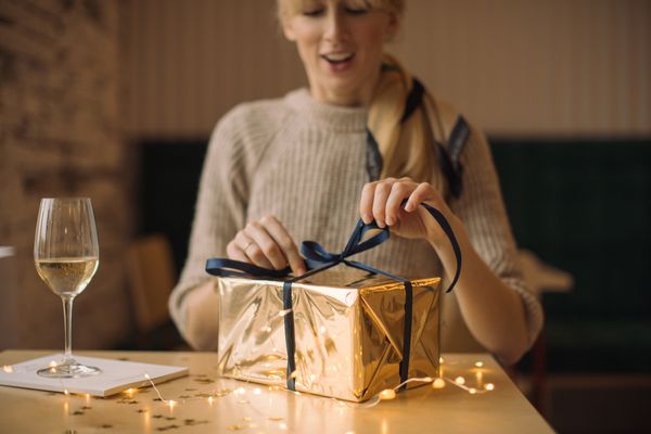 妇女打开生日礼物