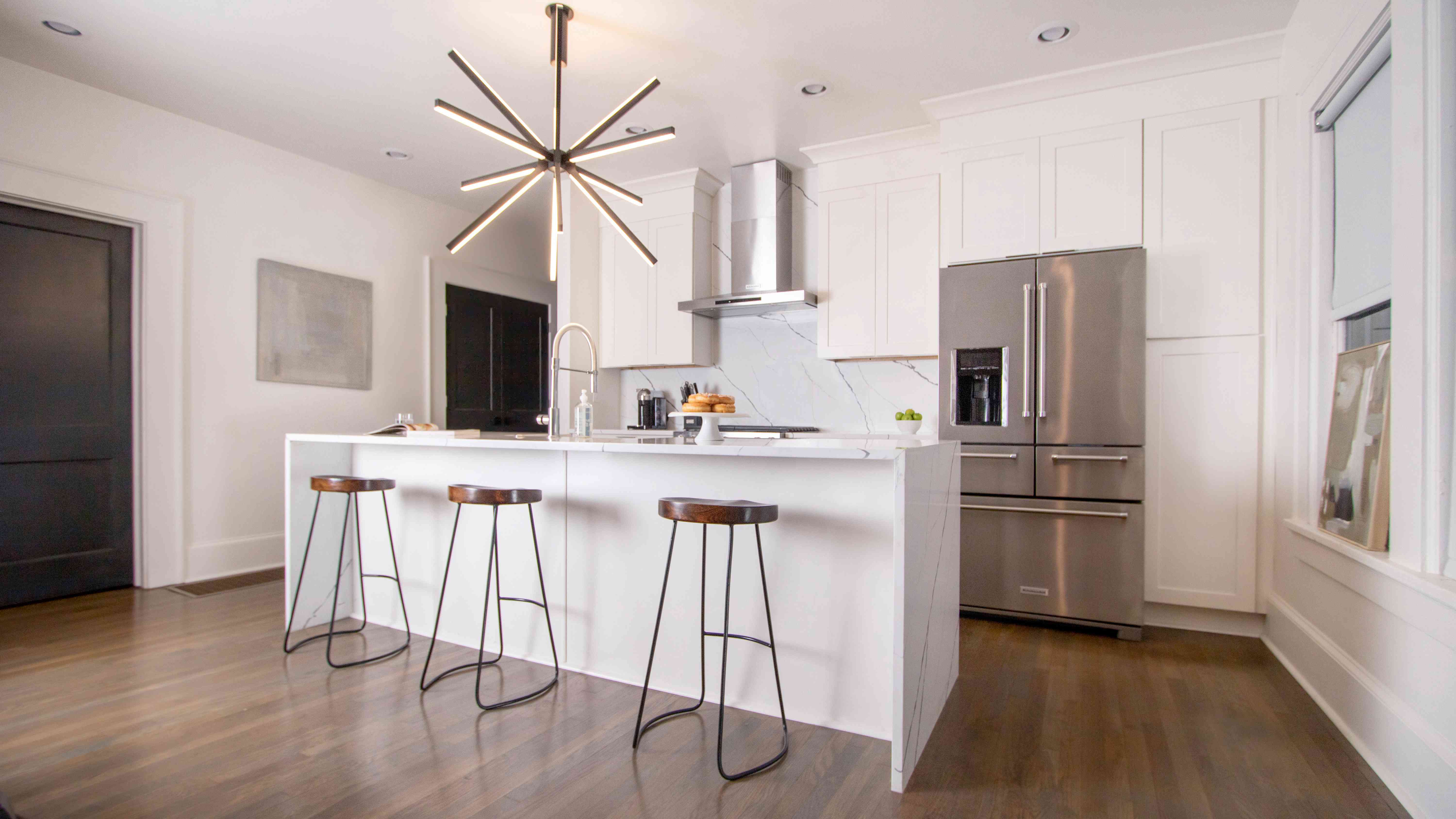 有大胆的枝形吊灯的白色厨房