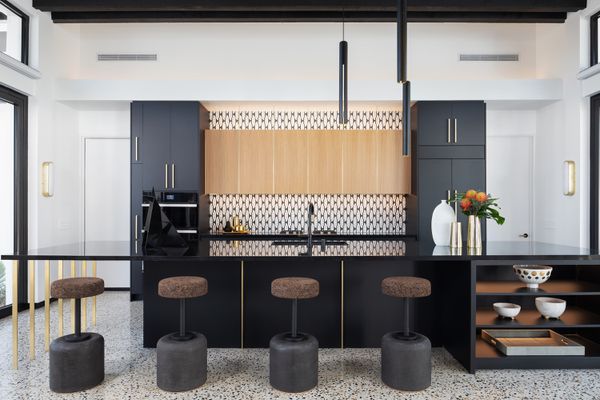 黑色厨房用黑色和白色瓷砖。