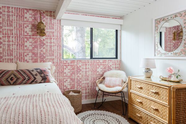 有桃红色被仿造的墙纸口音墙壁的青少年卧室。