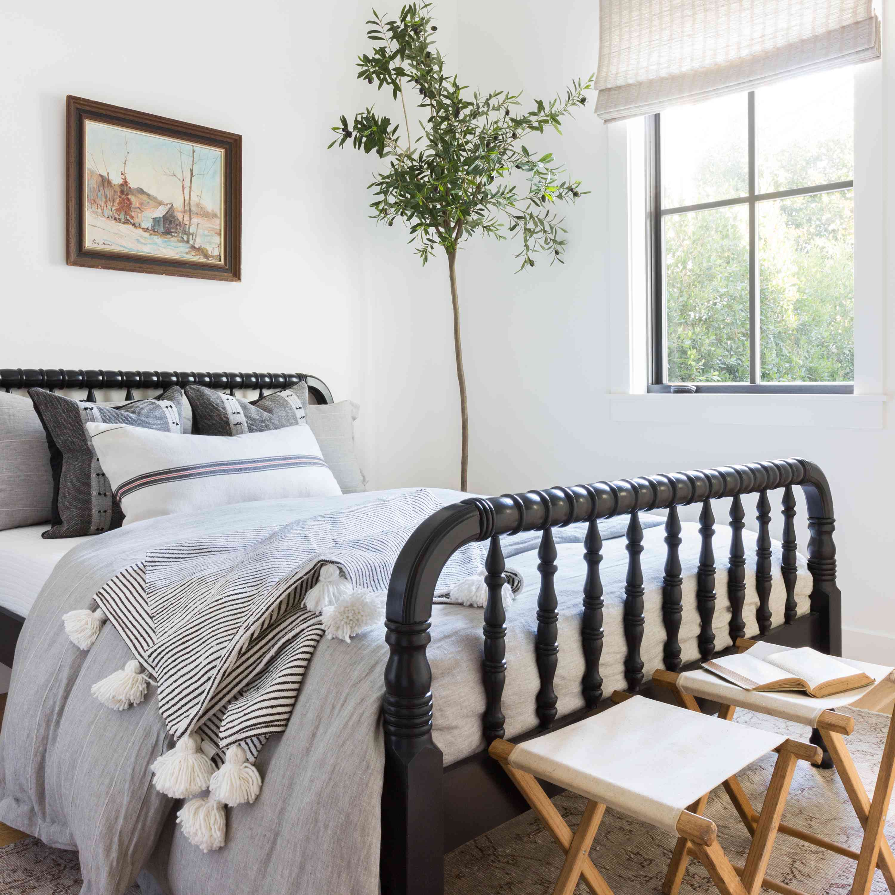 海边卧室与黑色床架。