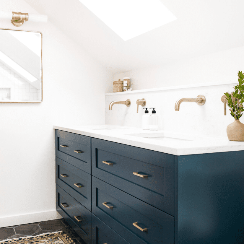 带蓝色双梳妆台的小浴室