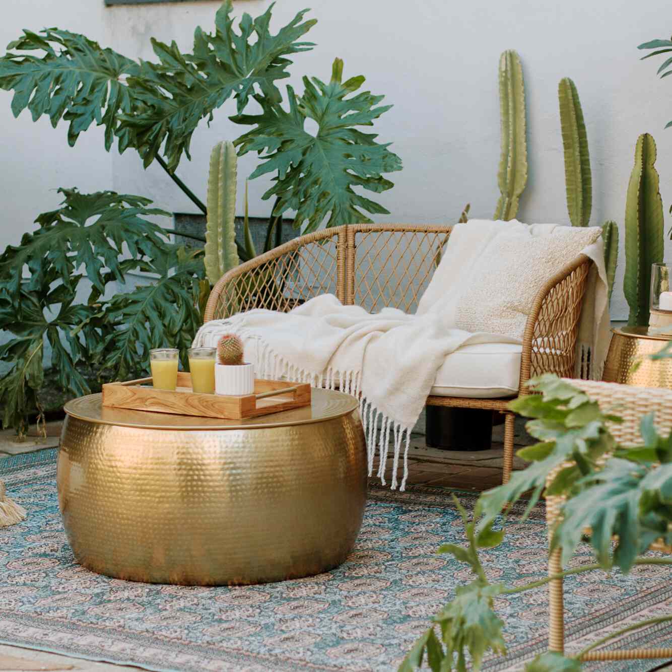 黑色和盛开的户外露台。