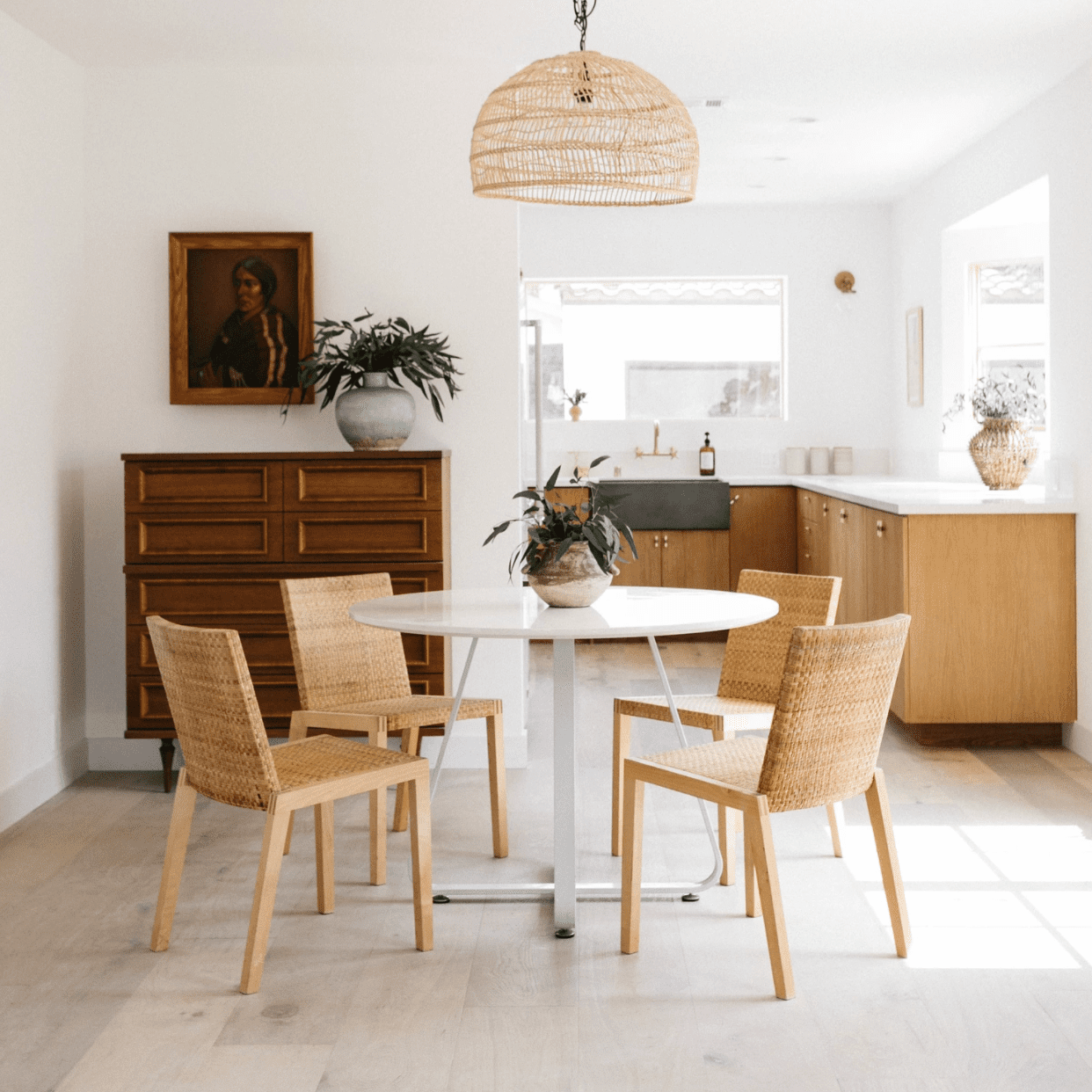 开放式厨房通往小型用餐室