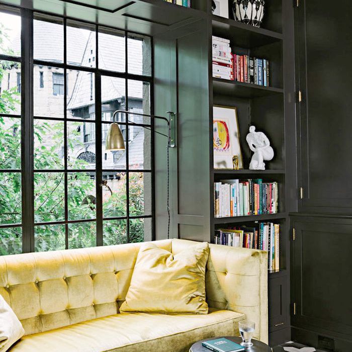 有沙发的图书馆和内嵌式书架的书籍