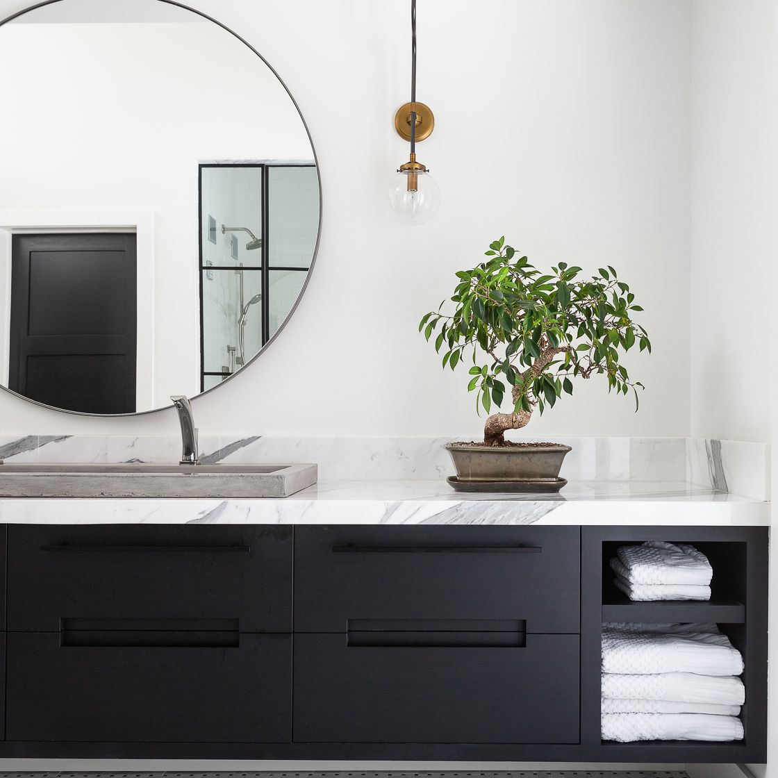 浴室内有大理石台面和内置大理石后挡板