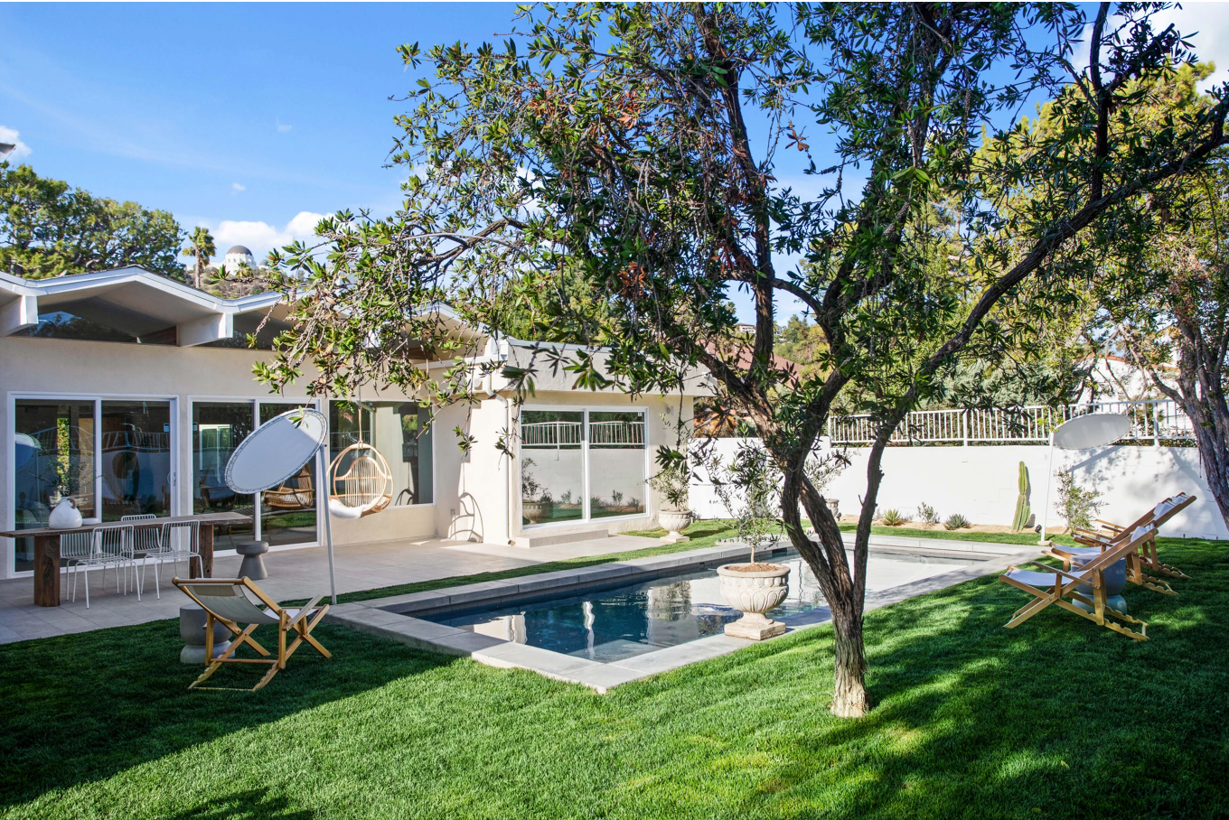 室外后院，游泳池和草坪。