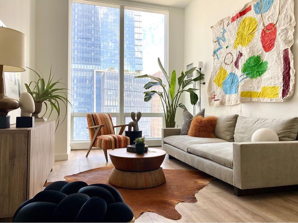 带面料艺术的客厅