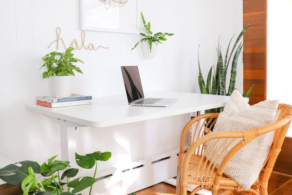 一张带藤椅的办公桌