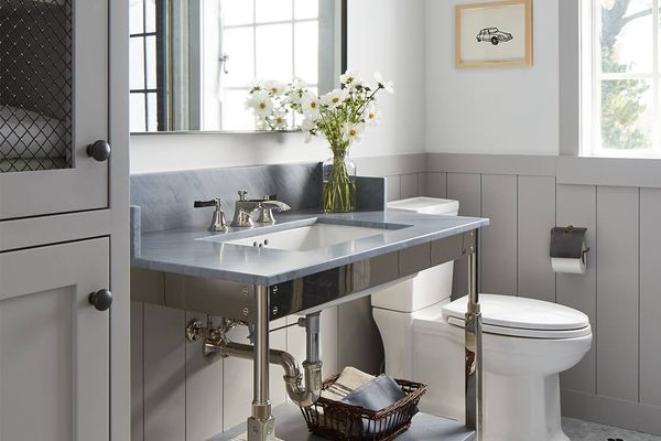 带六角形瓷砖地板的中性精力浴室