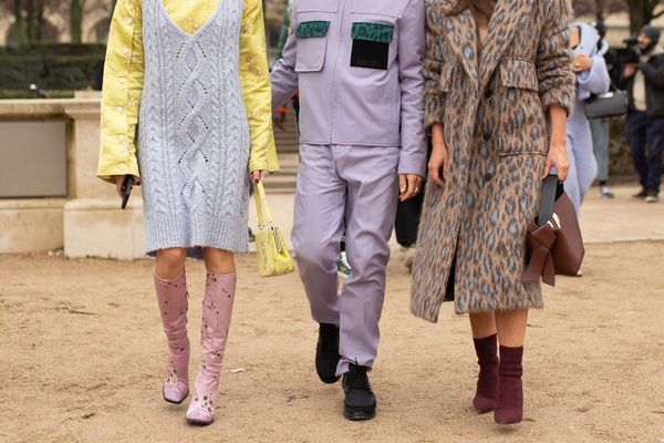 三个人并排走着