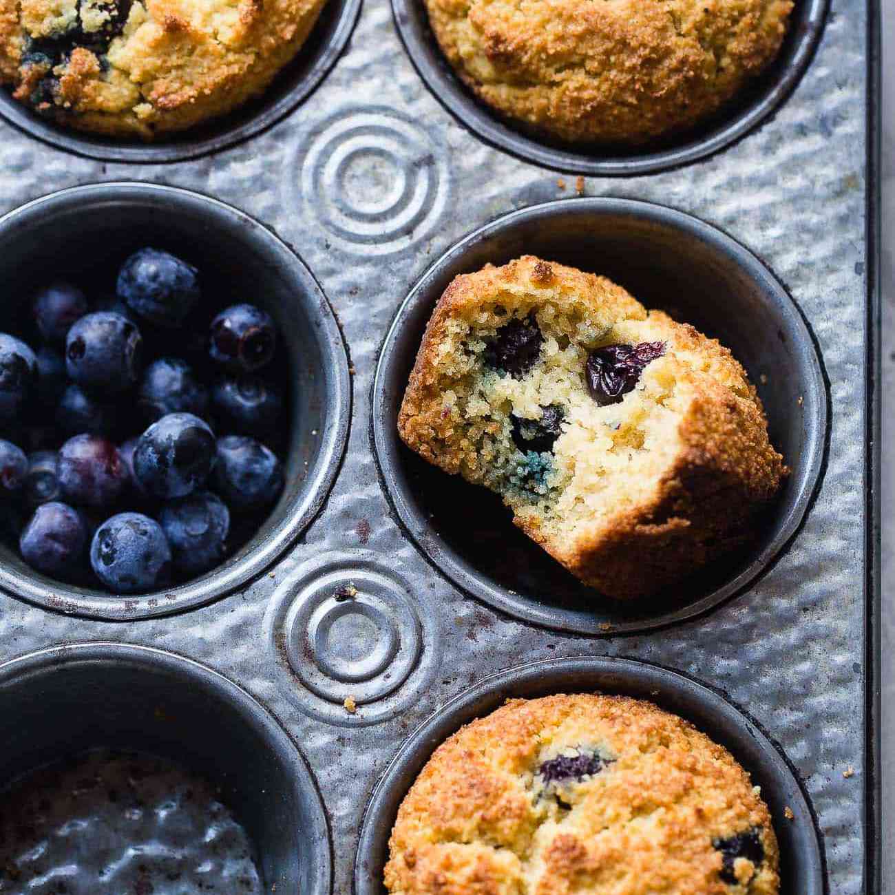 低碳水化合物无糖生酮蓝莓松饼与杏仁面粉