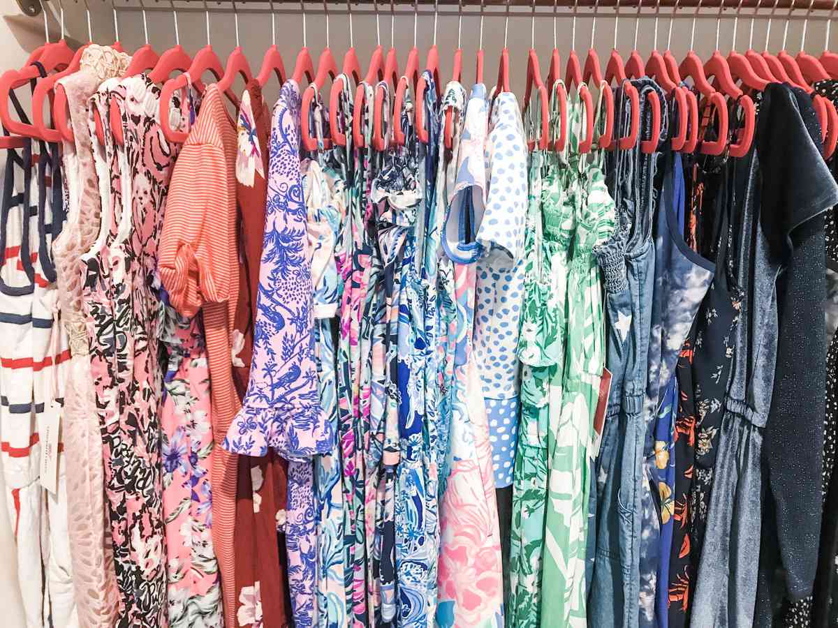 粉红色的衣架在壁橱里