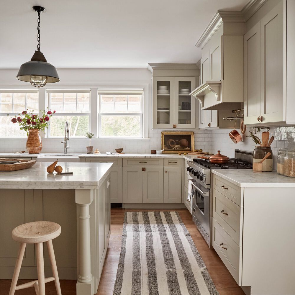 Luxe米色农舍厨房有灰色和白色条纹赛跑者