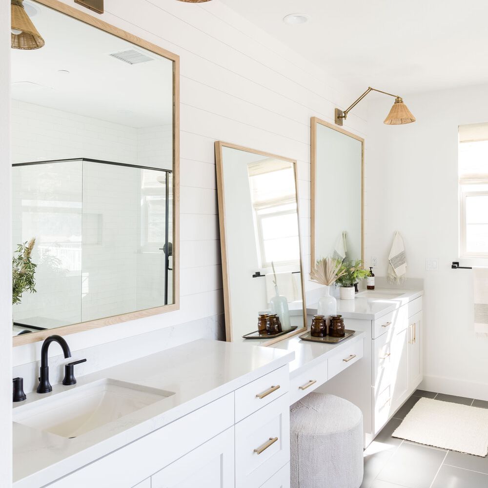 浴室有双重梳妆台和金色细节