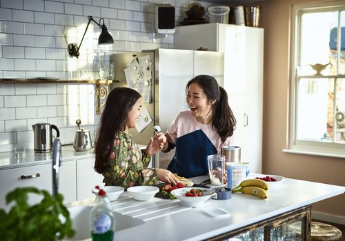 妈妈和女儿在厨房