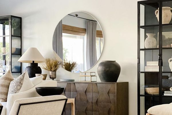 带大石器罐的过渡起居室。