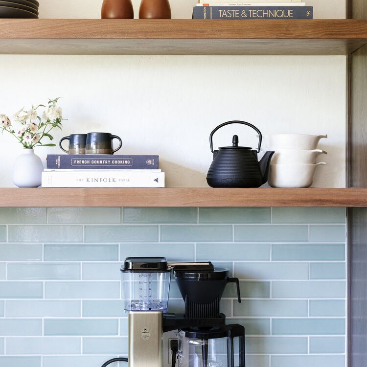 厨房开放的书架用书籍和陶瓷设计。