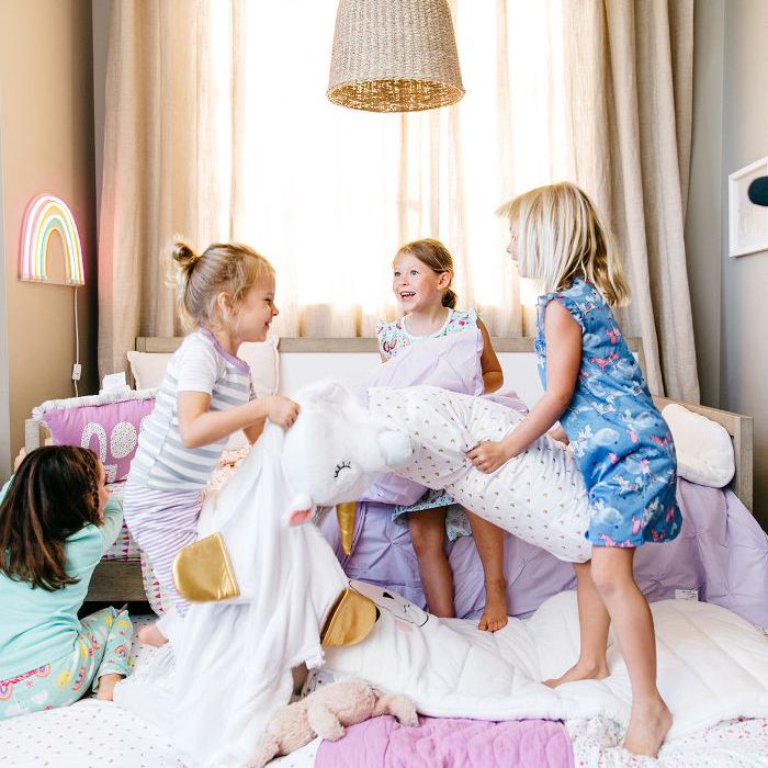 女孩与目标Pillowfort沉睡党