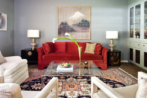 客厅里有红宝石色的沙发