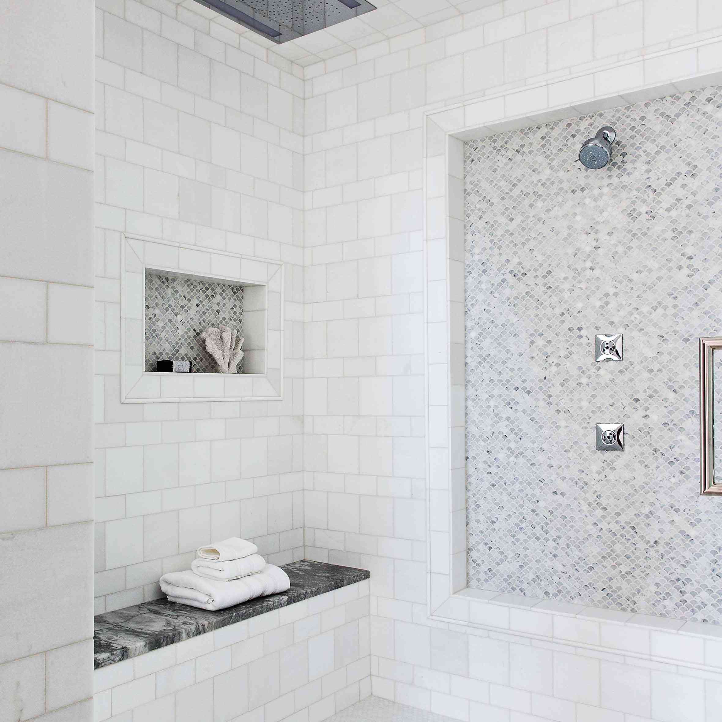 淋浴着三种不同的瓷砖