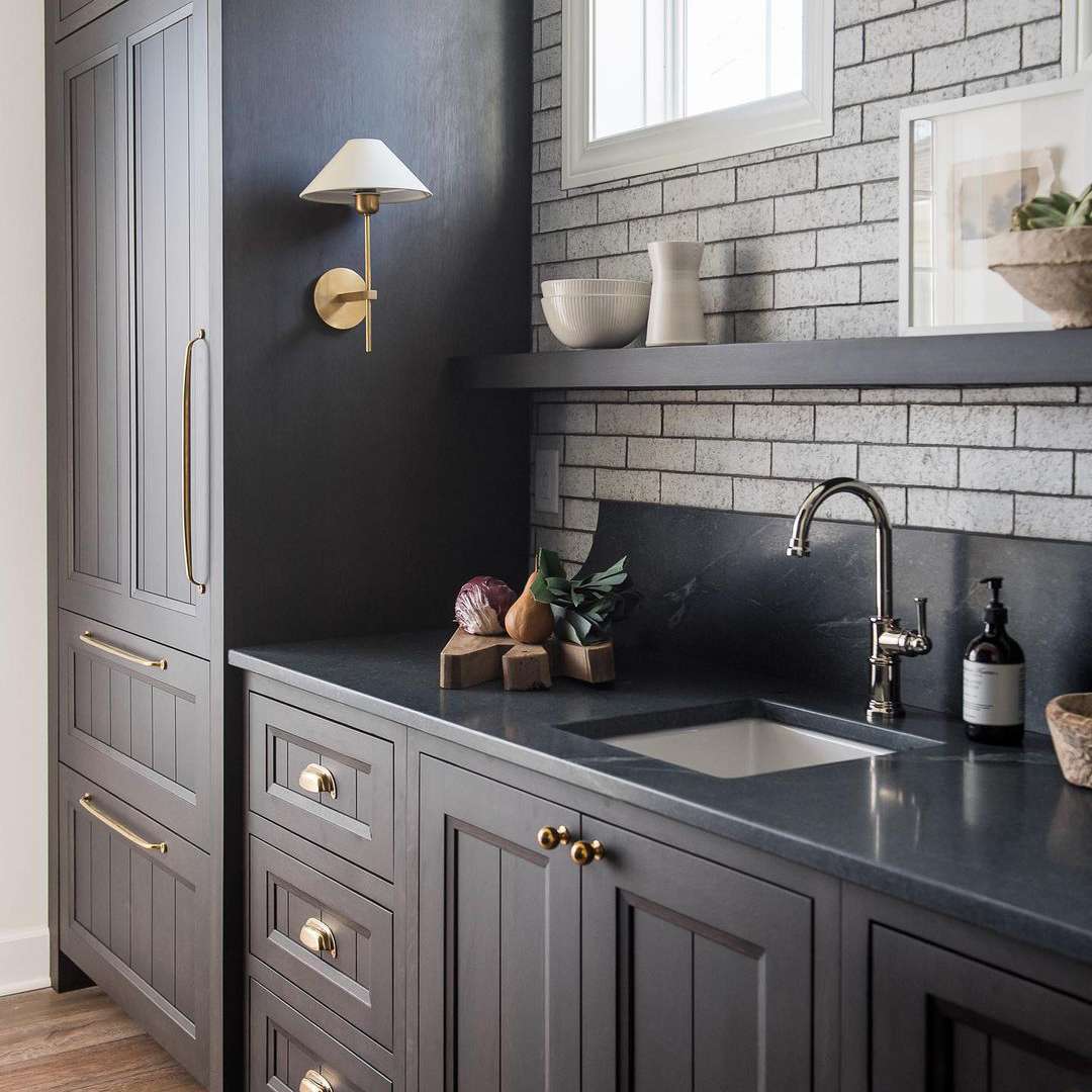 黑色厨房和皂石台面