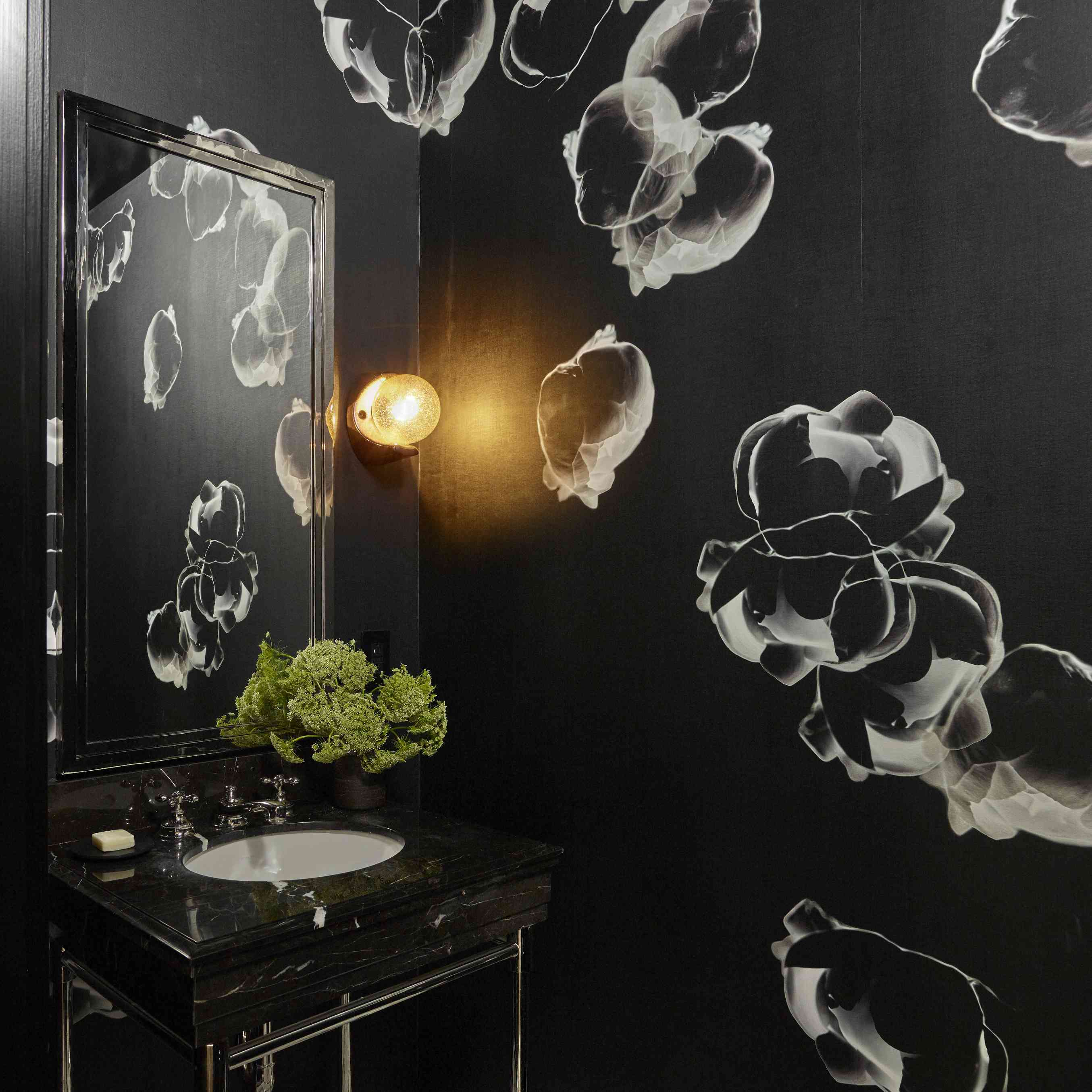 浴室有黑色和白色的壁纸。